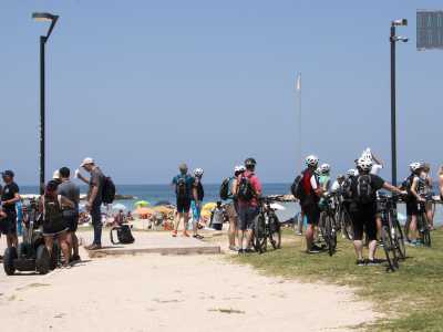 Ci imbattiamo in un gruppo di gitanti spagnoli, intenti a parcheggiare le loro mountain bike. �Siamo scesi stamattina dalla nostra nave da crociera - spiega uno di loro, il 25enne Enrique -. La sosta era "obbligata" dal tour previsto dalla compagnia, ma non ci � affatto dispiaciuto visitare il centro storico in bici e poi venire qui�